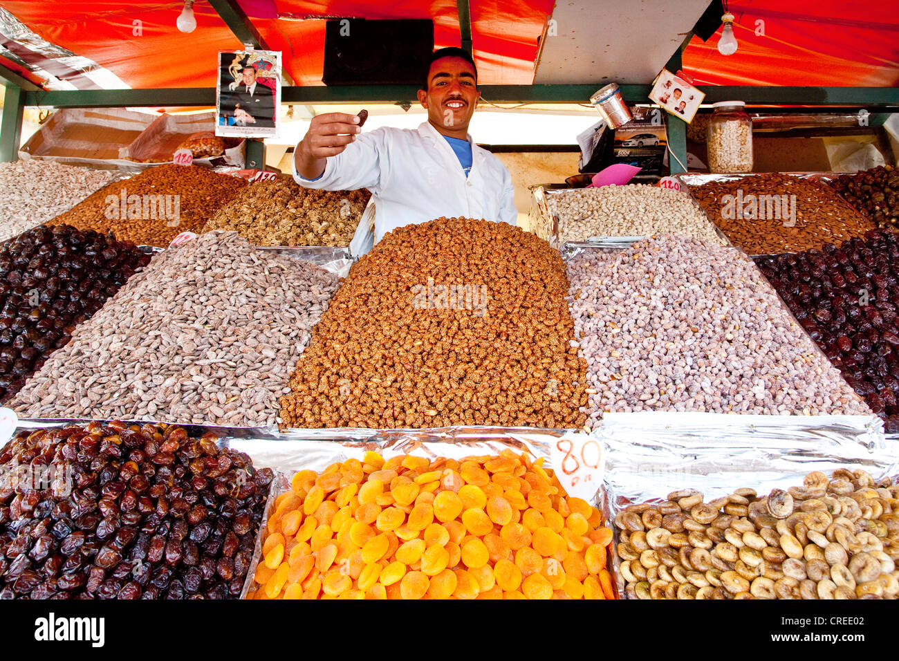 Getrocknete Früchte, Nüssen, Datteln und Mandeln an einem Marktstand auf dem Marktplatz Djemaa el Fna in der Medina, der Altstadt Stockfoto