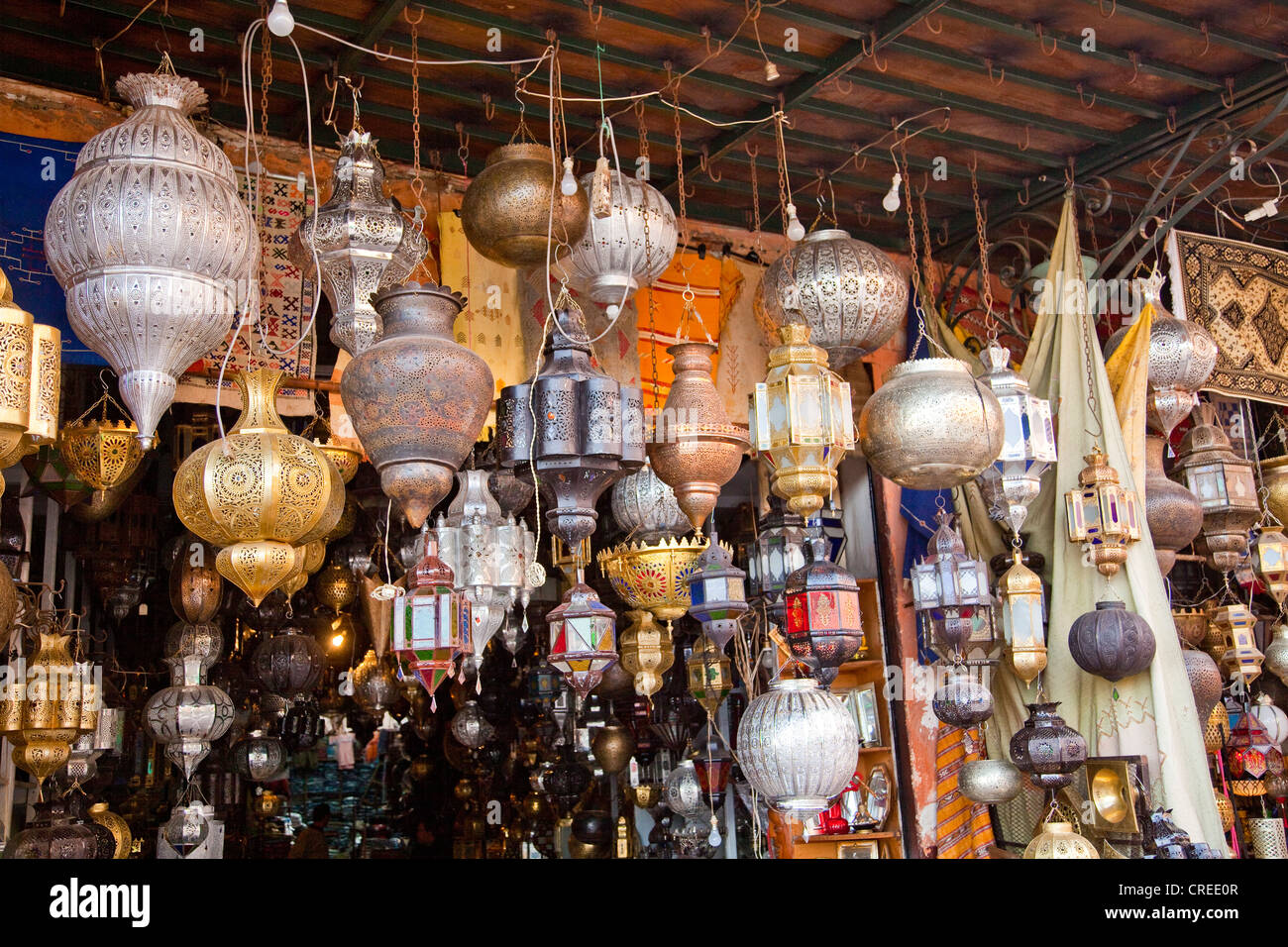 Marokkanische Lampen und Laternen gemacht von Blech- und Schmiedeeisen im Souk, Markt, in der Medina Stockfoto