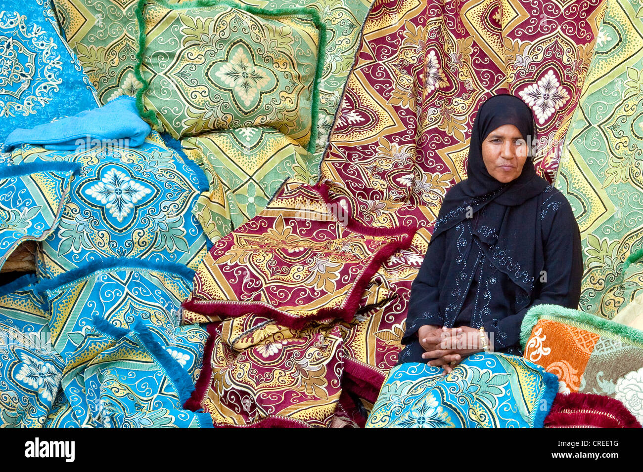 Bekleidung und Textilien Markt im Souk, in der Medina, historisches Viertel in Marrakesch, Marokko, Afrika Stockfoto
