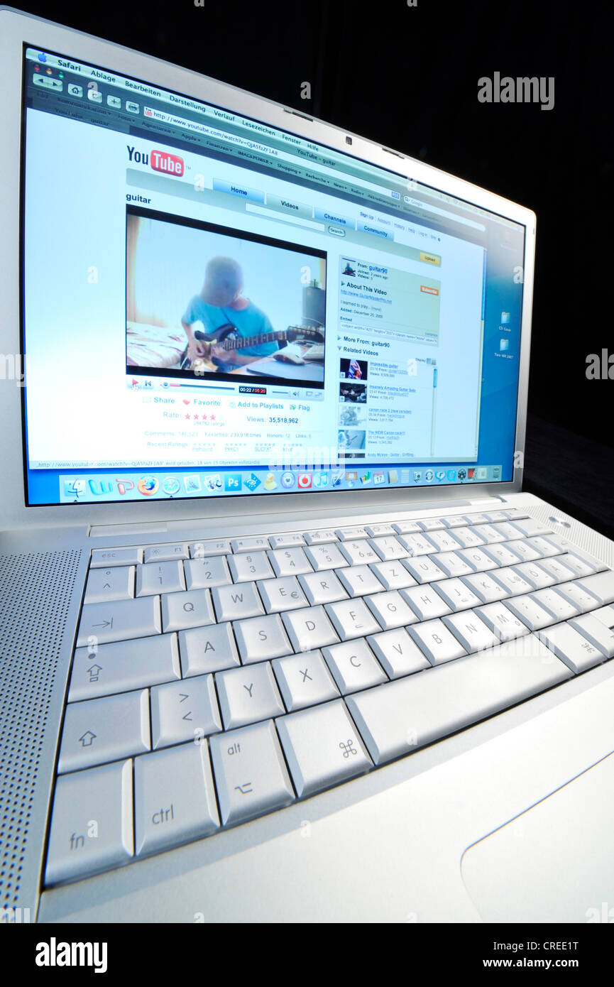 YouTube bei Apple MacBook Pro Stockfoto