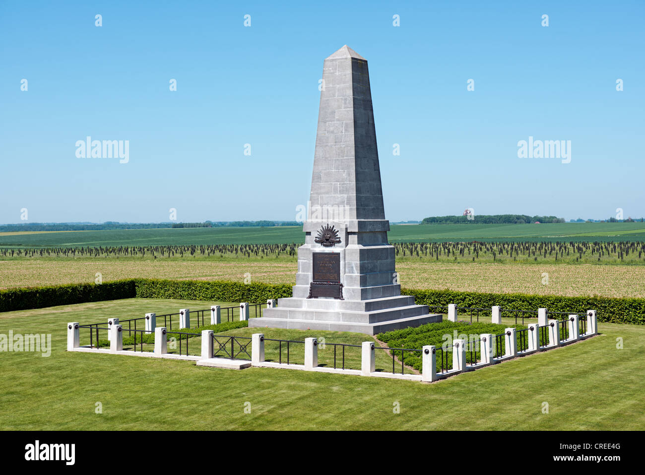 WW1 Australian 1. Division Memorial mit der Thiepval-Denkmal in der Ferne, Pozières, Somme, Frankreich Stockfoto