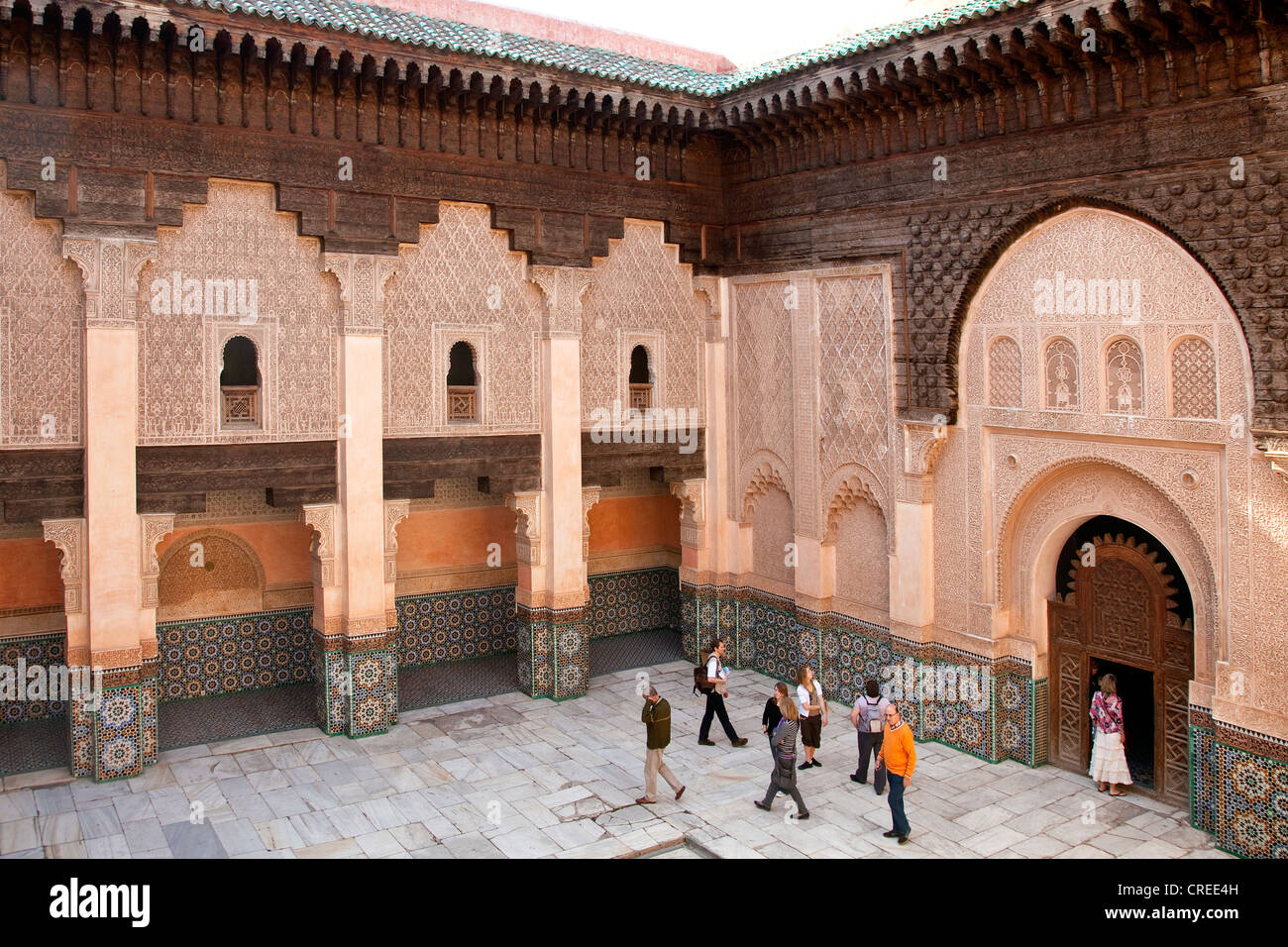 Innenhof des Ben Youssef Madrasa, eine islamische Hochschule, Medina, Altstadt, UNESCO-Weltkulturerbe, Marrakesch Stockfoto