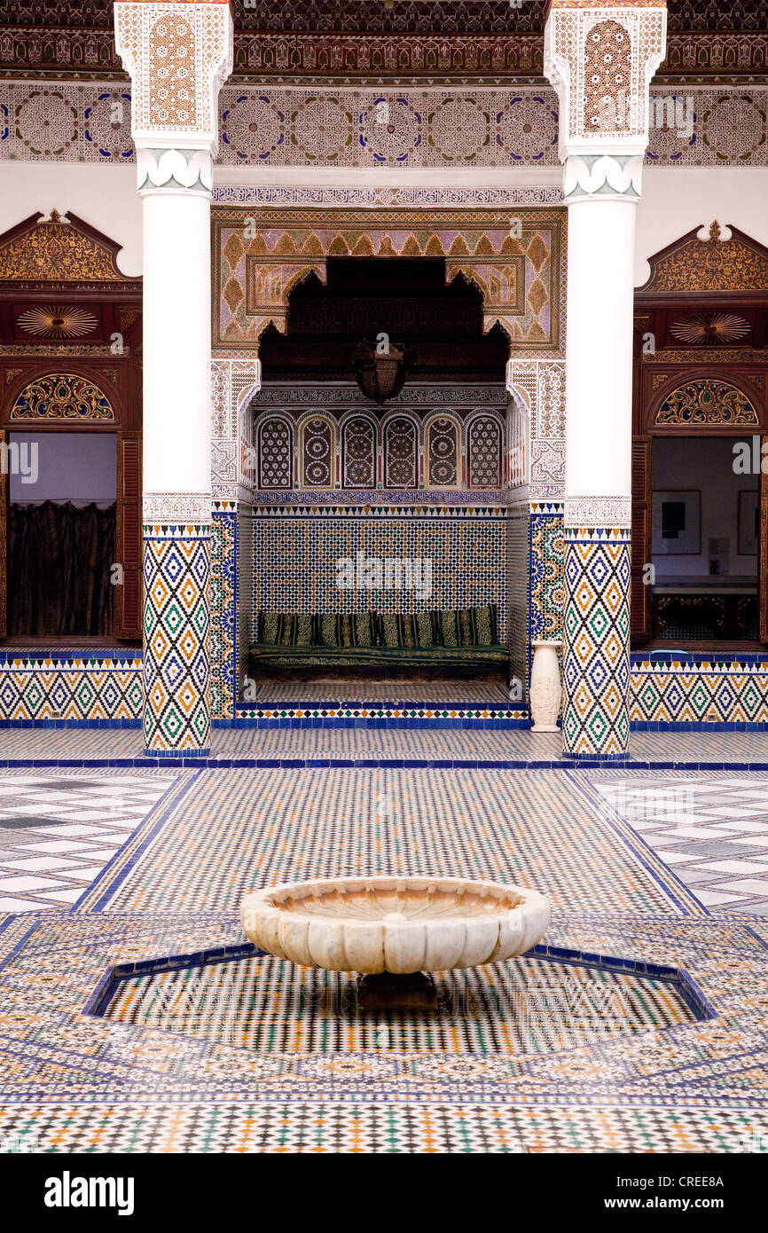 Brunnen im Innenhof des Ben Youssef Madrasa, eine islamische Hochschule, Medina, historisches Viertel Stockfoto