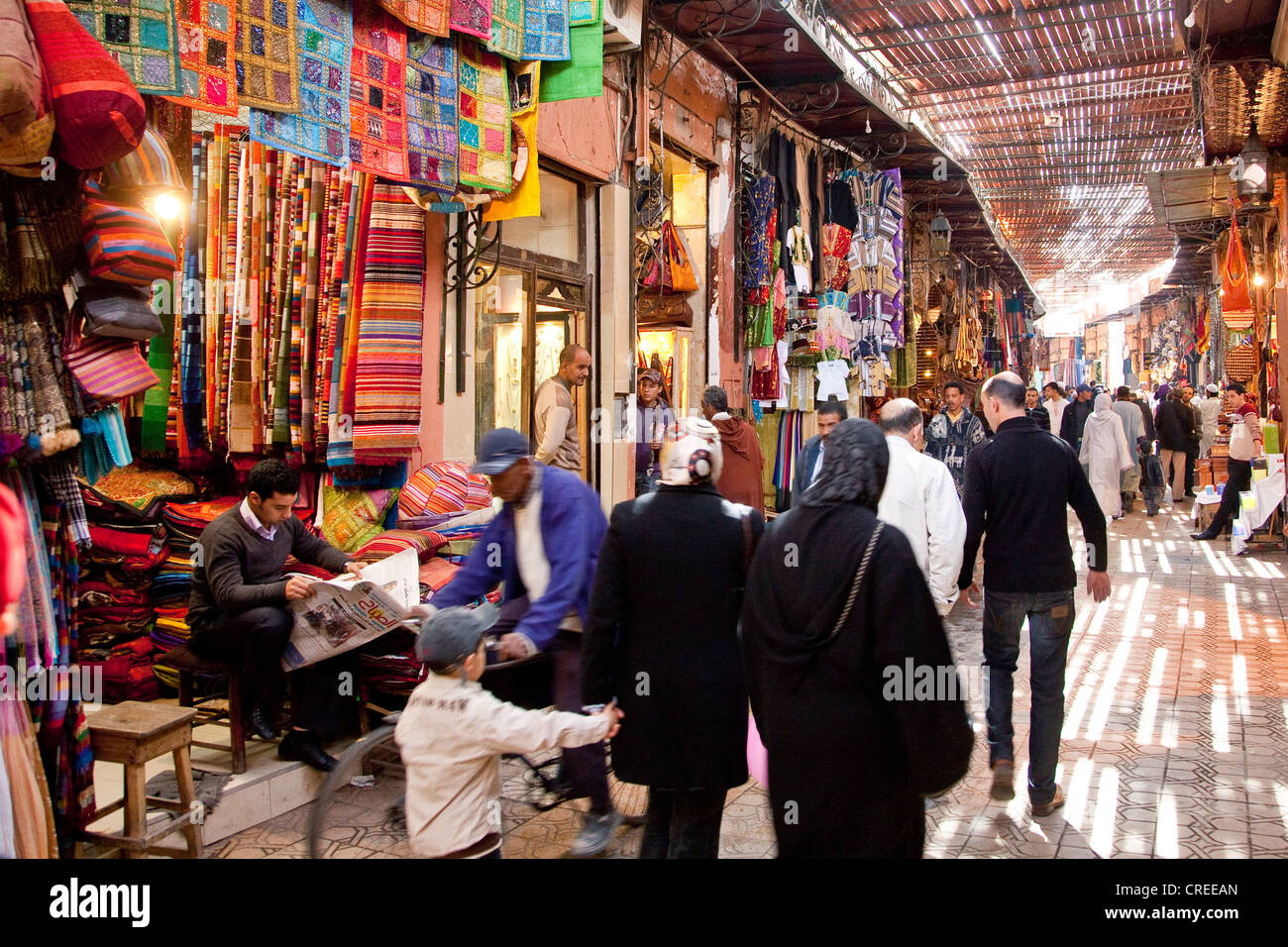 Geschäfte in den Souk zu vermarkten, in der Medina, der Altstadt, Marrakesch, Marokko, Afrika Stockfoto