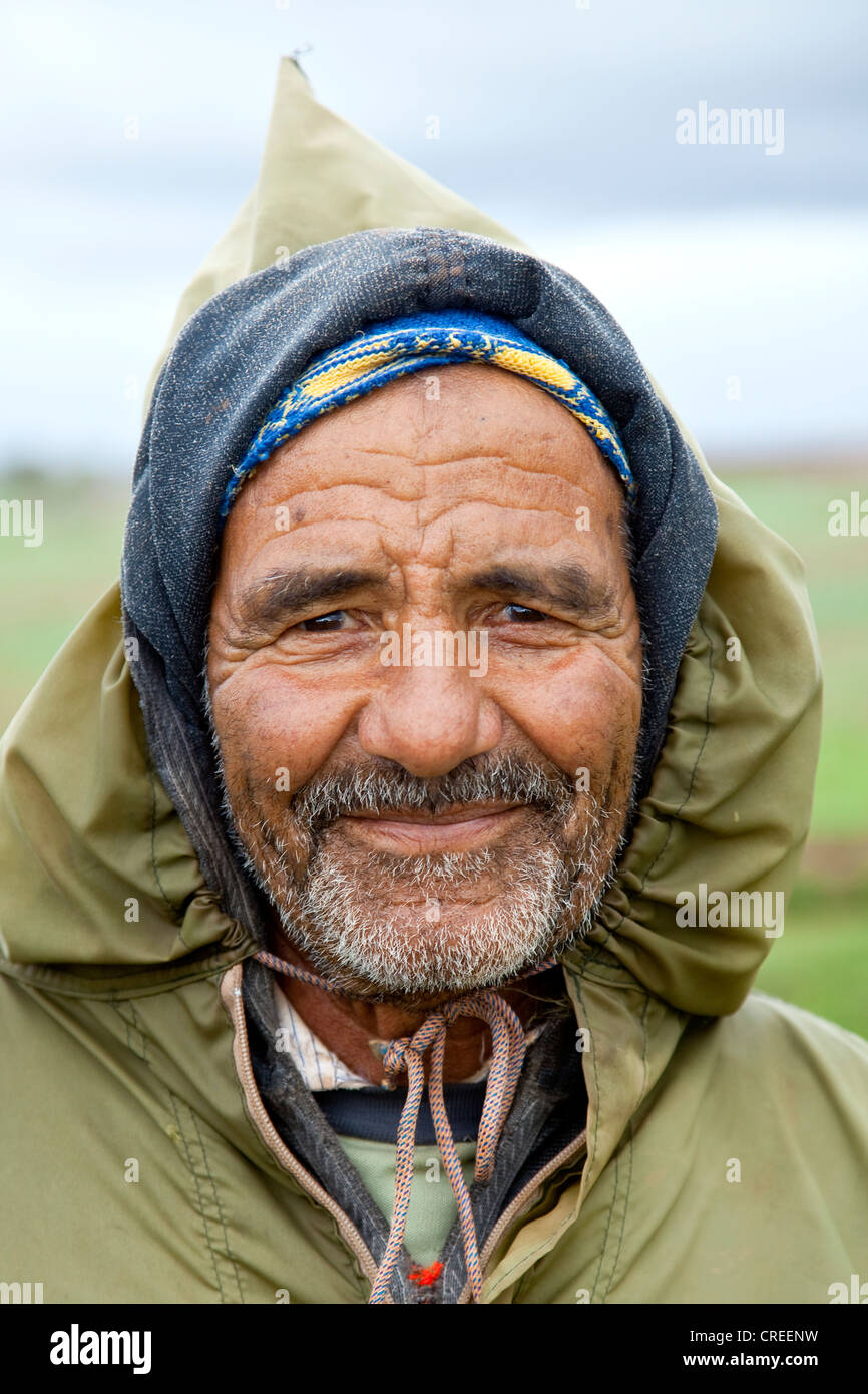 Berber tragen ein Djellaba, ein traditionelles Gewand, in der Nähe von Asni, Marokko, Afrika Stockfoto