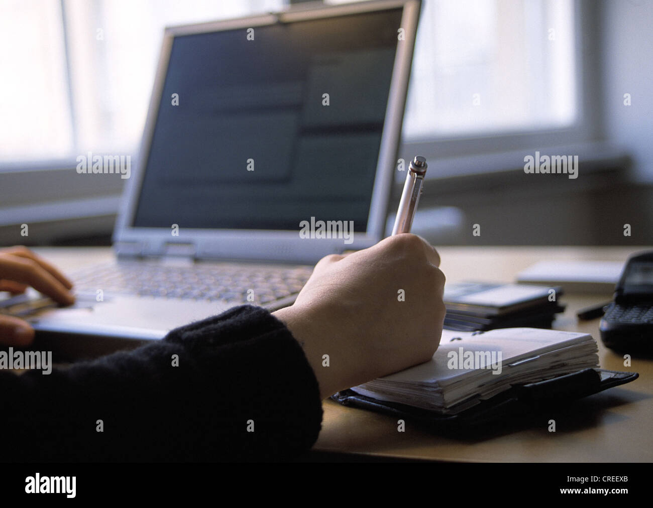 Lizenznehmer von einem Laptop an einem Schreibtisch mit Kalender Stockfoto