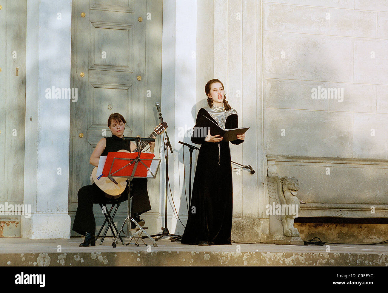 Sopran und Gitarre Spieler in der Schloessernacht in Potsdam, Deutschland Stockfoto