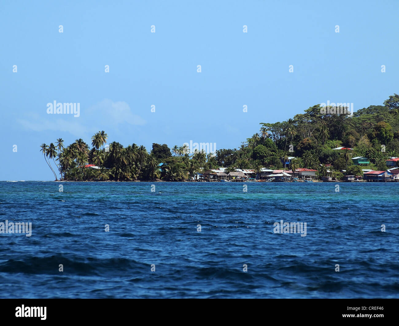 Tropischen Insel mit einem Dorf und üppige Vegetation in der Karibik, Bocas del Toro, Panama, Mittelamerika Stockfoto
