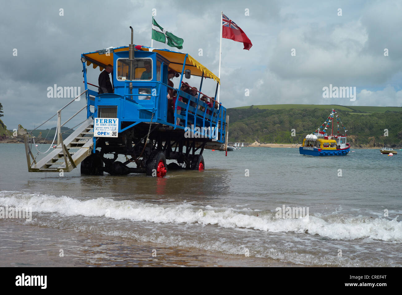 Meer-Traktor im South Sands im Solcombe Hafen verwendet, um Passagiere auf der Hafen Fähre Devon England laden Stockfoto