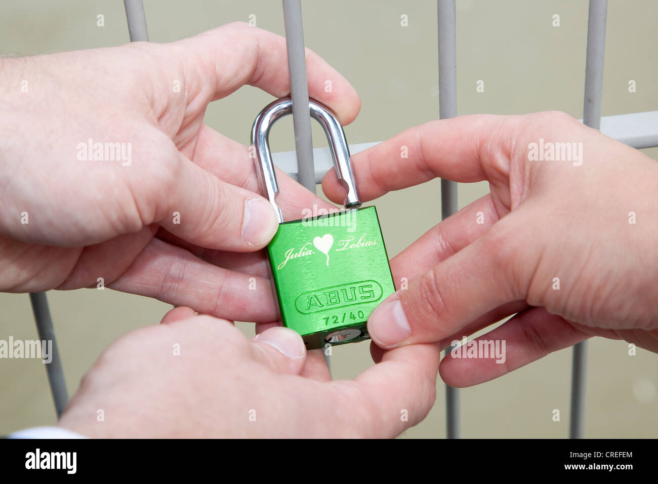 Vorhängeschloss als Symbol der Freundschaft und Liebe eines Ehepaares auf einer Brücke in Regensburg, Bayern, Deutschland, Europa Stockfoto