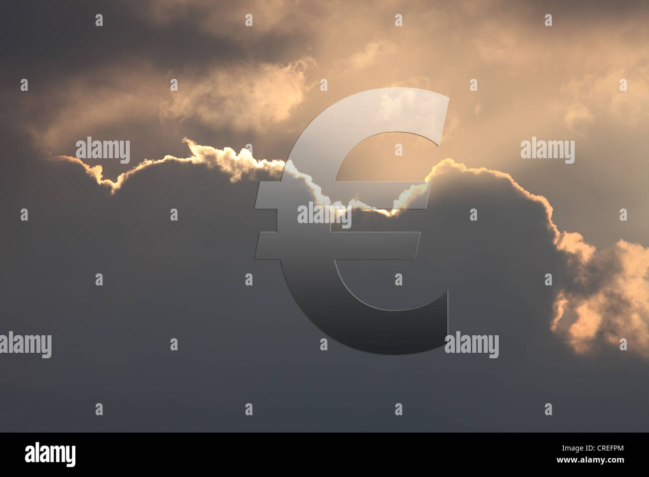 Euro-Symbol mit Gewitterwolken, die von der Sonne beleuchtet Stockfoto