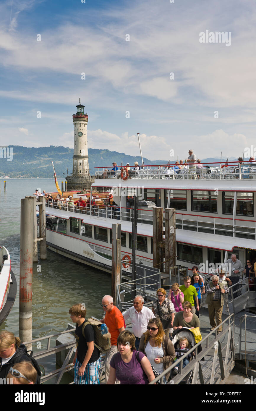 Passagiere aussteigen eine Kreuzfahrt Schiff, Lindau, Bodensee, Baden-Württemberg, Deutschland, Deutschland, Südeuropa Stockfoto