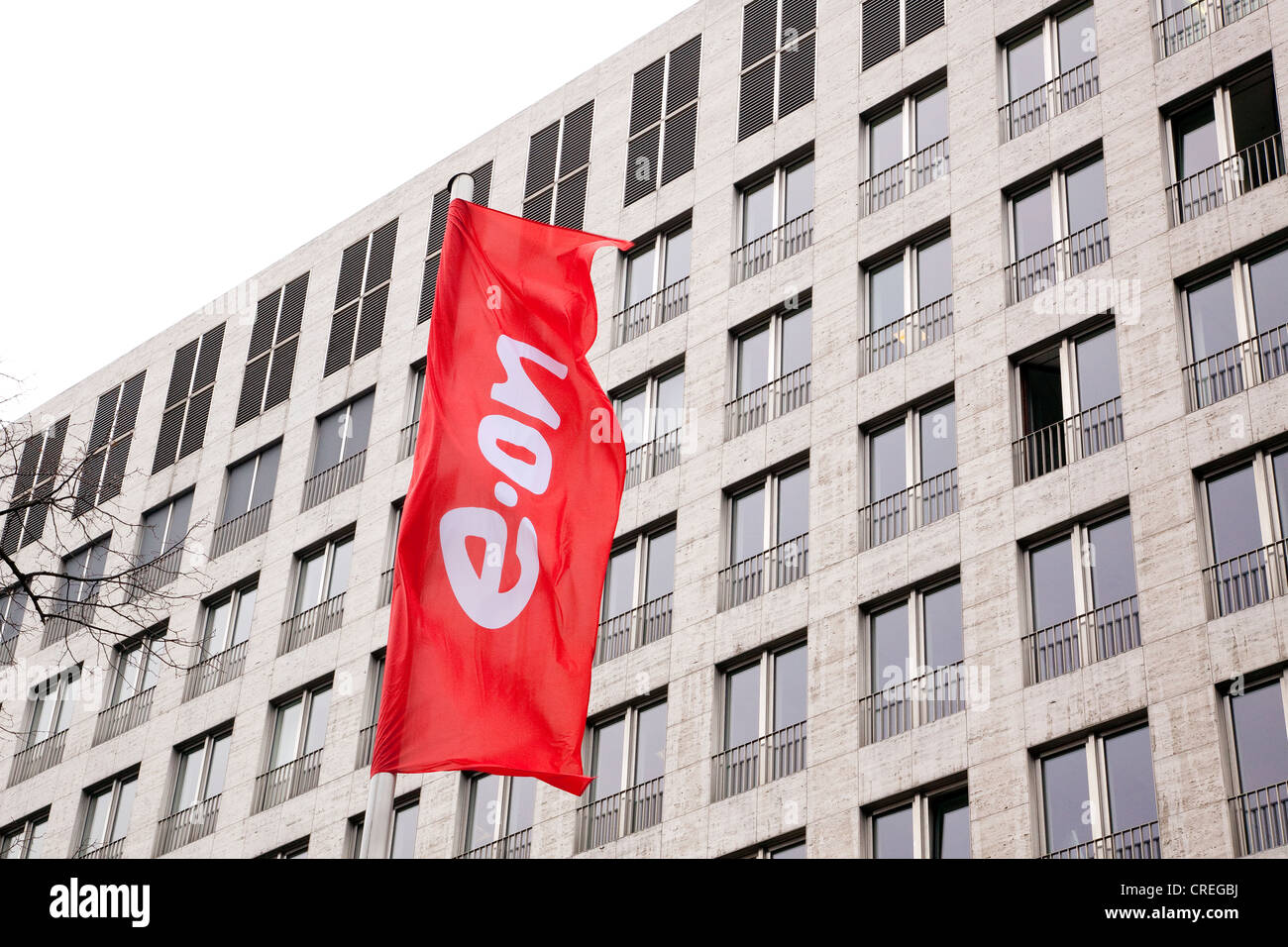 Flagge mit dem E.ON-Logo vor der Zentrale des Energiekonzerns EON AG in Düsseldorf, Nordrhein-Westfalen Stockfoto