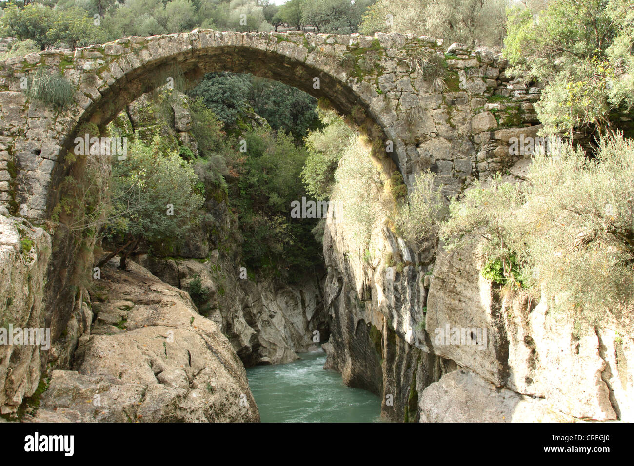 römische Brücke über den Fluss Kocadere in der Koepruelue Canyon NP, Türkei, Antalya Stockfoto