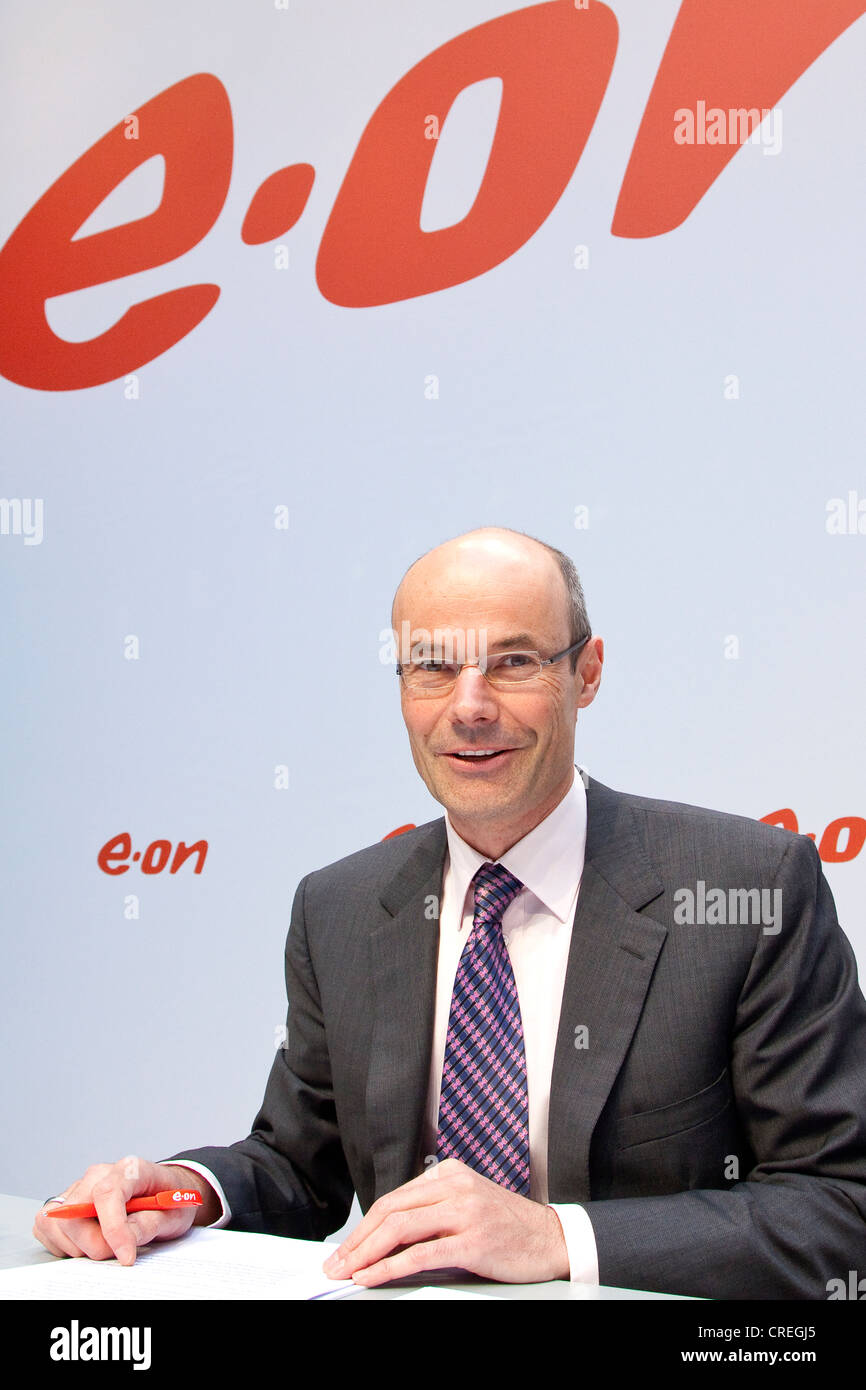Marcus Schenck, Chief Financial Officer, CFO der Energie Gruppe EON AG, während der Pressekonferenz am Jahresabschluss auf Stockfoto