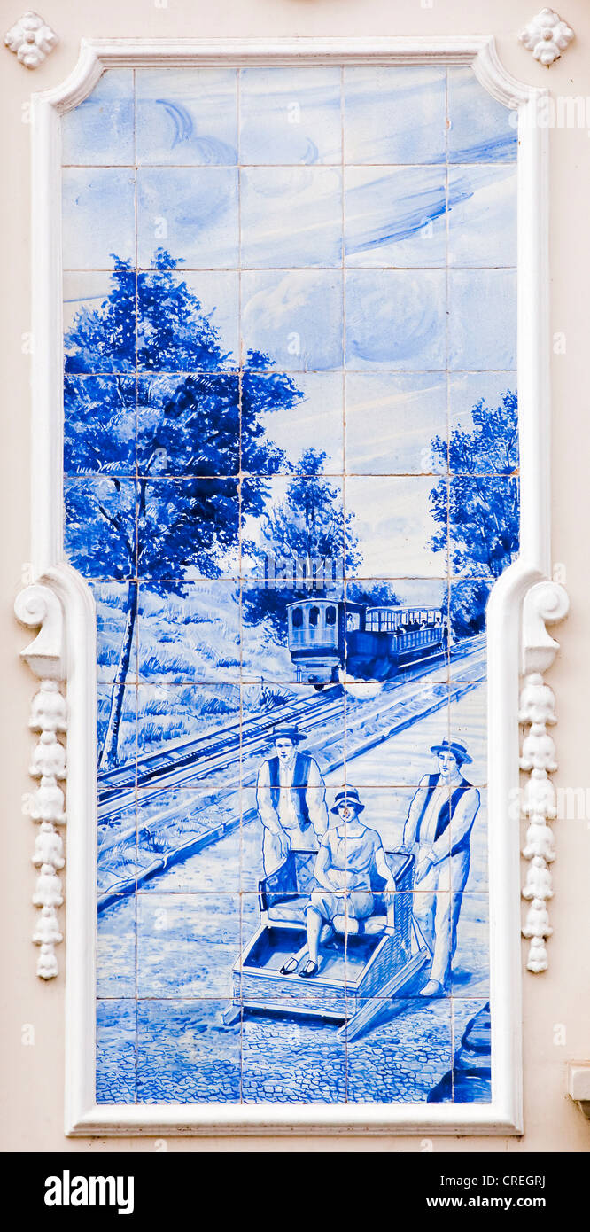 Azulejo, Wandbild von keramischen Fliesen mit einer Szene mit einer Zahnradbahn und Korb Schlitten fahren in Funchal, auf das Stadttheater Stockfoto