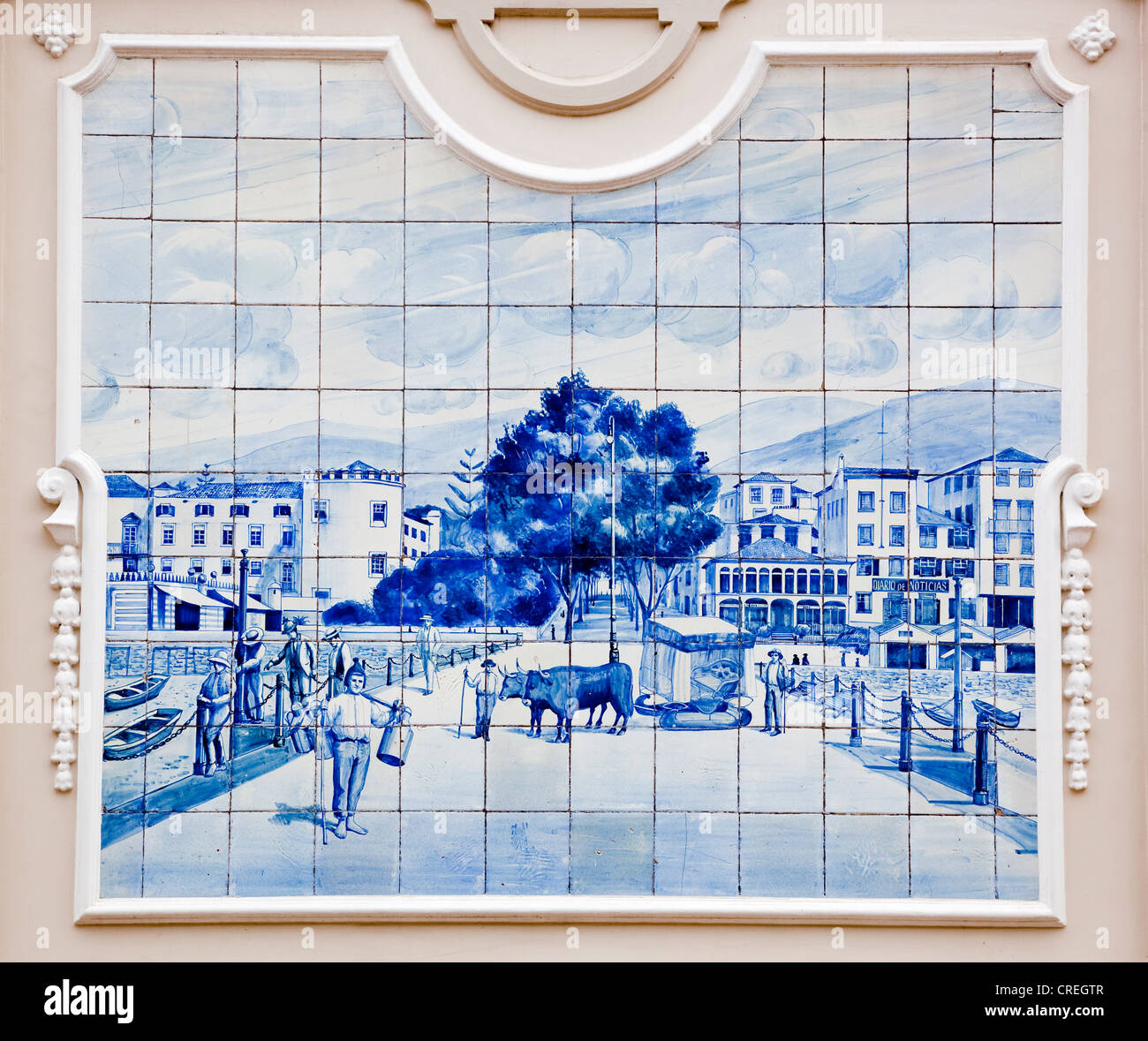 Azulejo, machte Wandbild von bemalten Keramikfliesen, ländliche Szene in Funchal, auf das Theater in Funchal, Madeira, Portugal, Europa Stockfoto