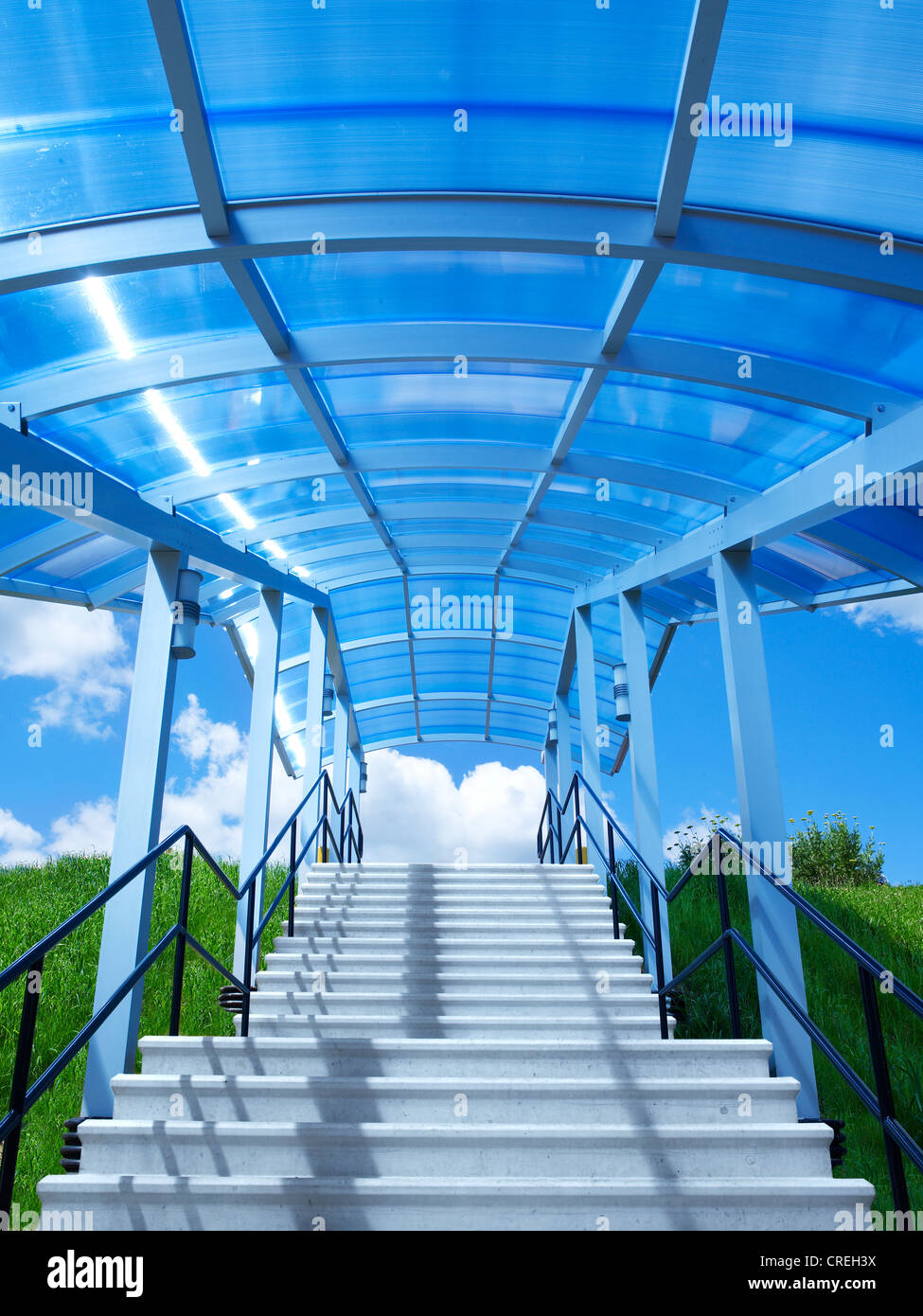 Treppe Stufen mit blauem Glas Vordach Stockfoto