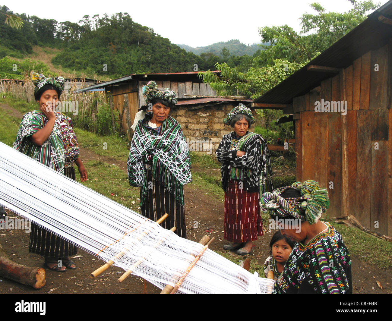 Maya-Frauen Weben und in traditioneller Tracht in einem Dorf in der Nähe von Nebaj, Quich, Guatemala, Quich, Nebaj Stockfoto