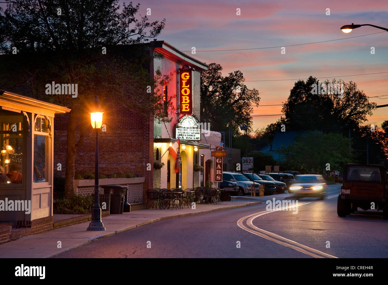 Dämmerung Nacht Straßenszene bei Sonnenuntergang, Berlin Maryland, USA Stockfoto