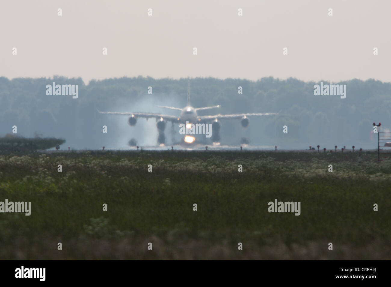 Landung Airbus 340 mit Mirage im Bereich manövrieren, Deutschland, Bayern Stockfoto