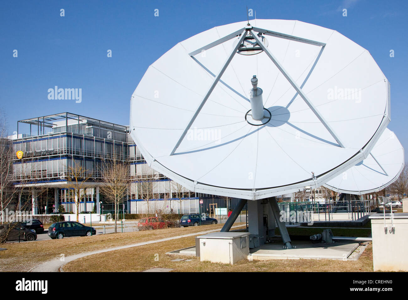 Satellitenschüssel vor dem Sitz der Kabel Deutschland in Unterföhring bei München, Bayern, Deutschland, Europa Stockfoto