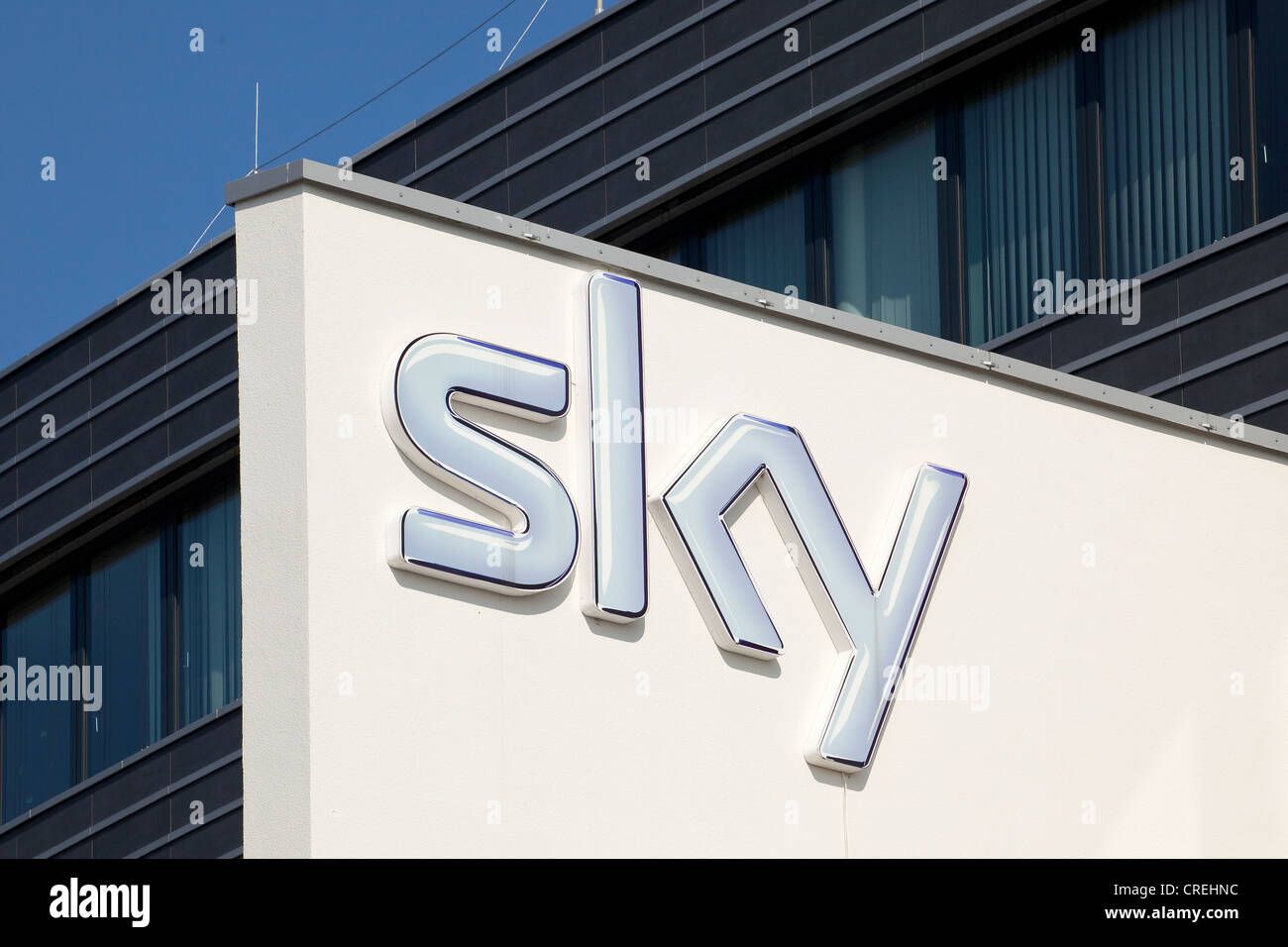 Logo am Hauptsitz der Pay-TV-Sender Sky Deutschland AG in Unterföhring bei München, Bayern, Deutschland, Europa Stockfoto