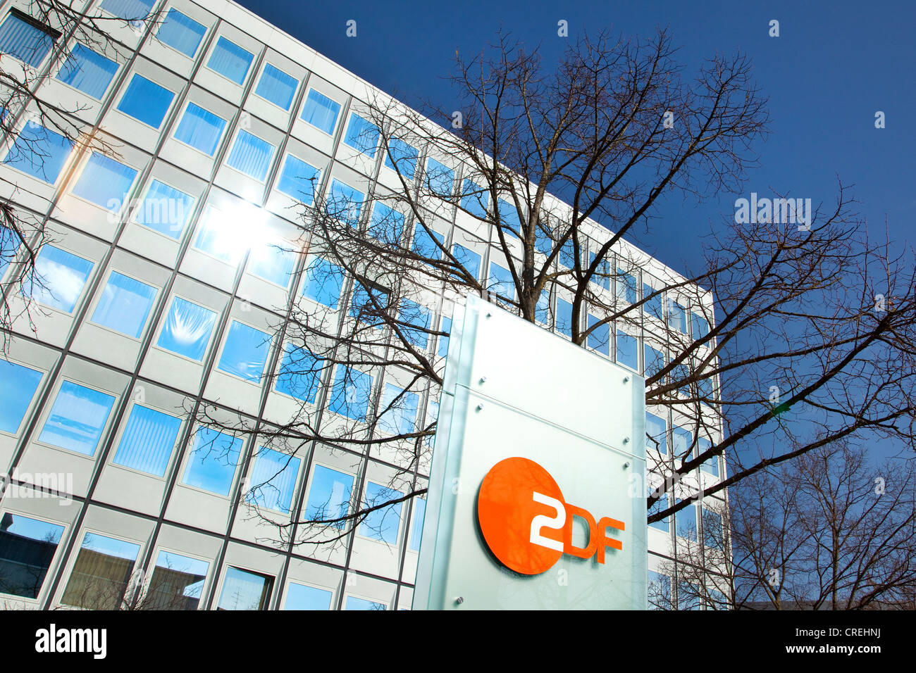 ZDF-Logo vor dem Gebäude des Bayern Staat Studios des Fernsehsenders ZDF in Unterföhring bei München Stockfoto