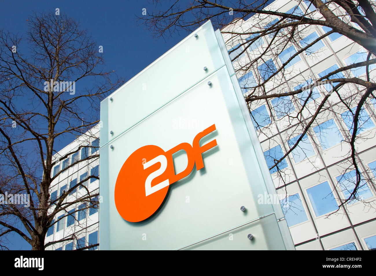 ZDF-Logo vor dem Gebäude des Bayern Staat Studios des Fernsehsenders ZDF in Unterföhring bei München Stockfoto