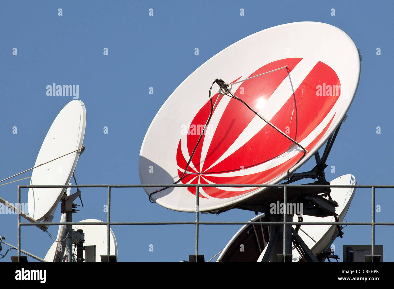 Logo des Fernsehsenders Sat1 auf eine Satellitenschüssel auf dem Dach der ProSiebenSat. 1. Media AG in Unterföhring bei München Stockfoto