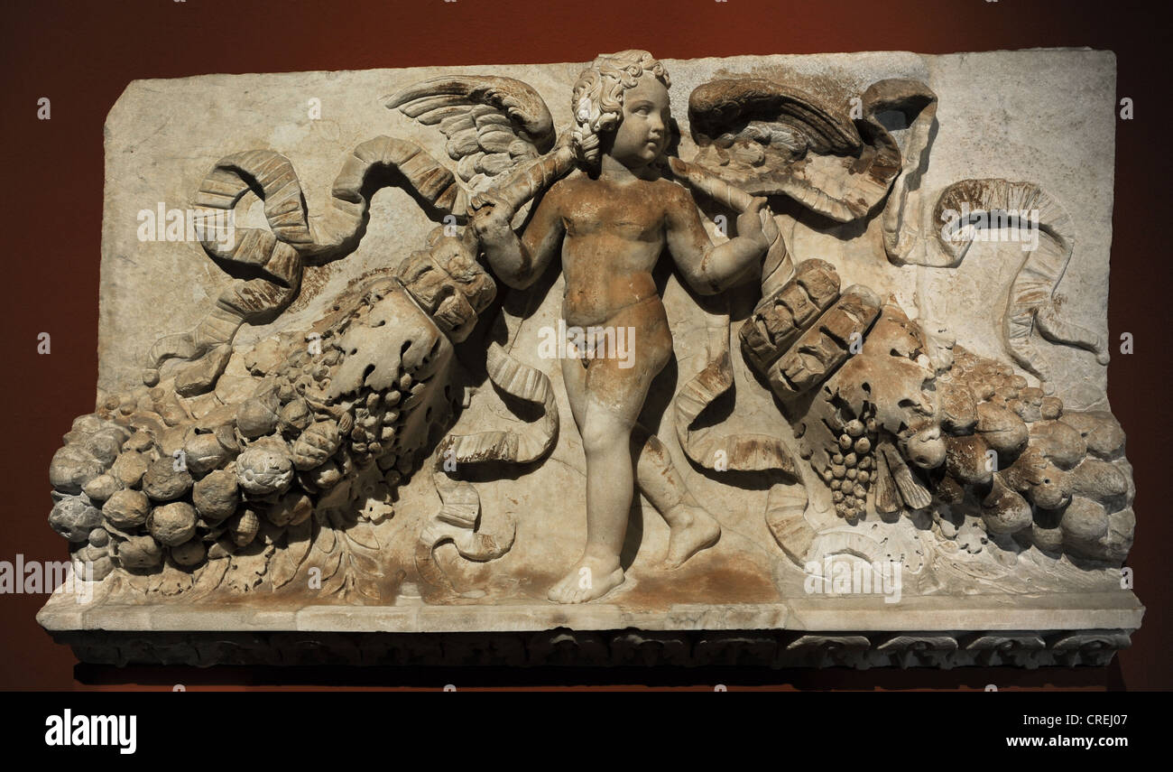 Fragment von einem Fries mit Relief Darstellung Eros mit Girlanden. 120-130 N. CHR.. Marmor. Pergamon-Museum. Berlin. Stockfoto