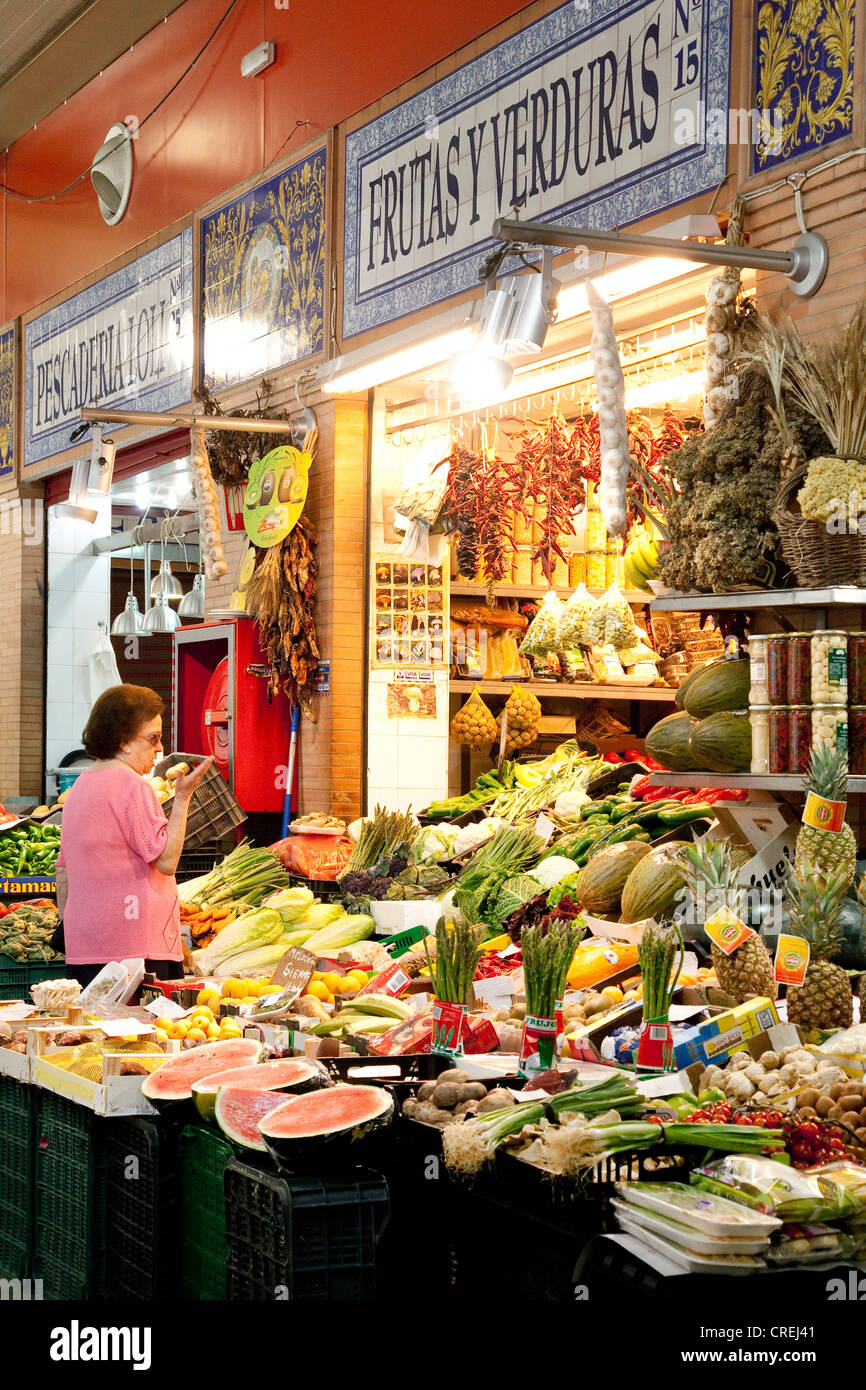 Markthalle, Markt Mercado de Triana, mit Obst und Gemüse, Sevilla, Andalusien, Spanien, Europa Stockfoto