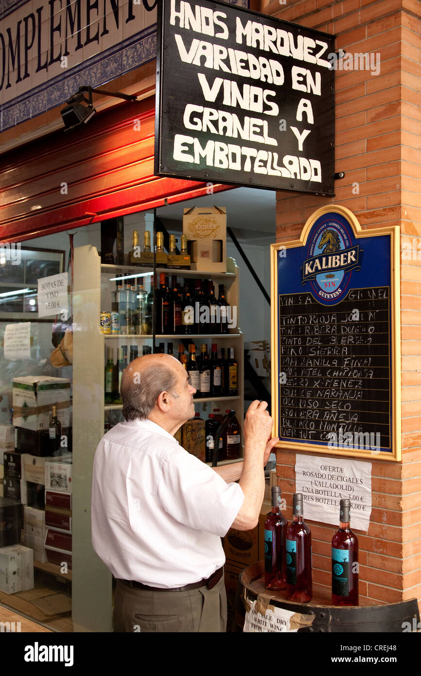 Weinhändler in der Markthalle Mercado de Triana, Sevilla, Andalusien, Spanien, Europa Stockfoto