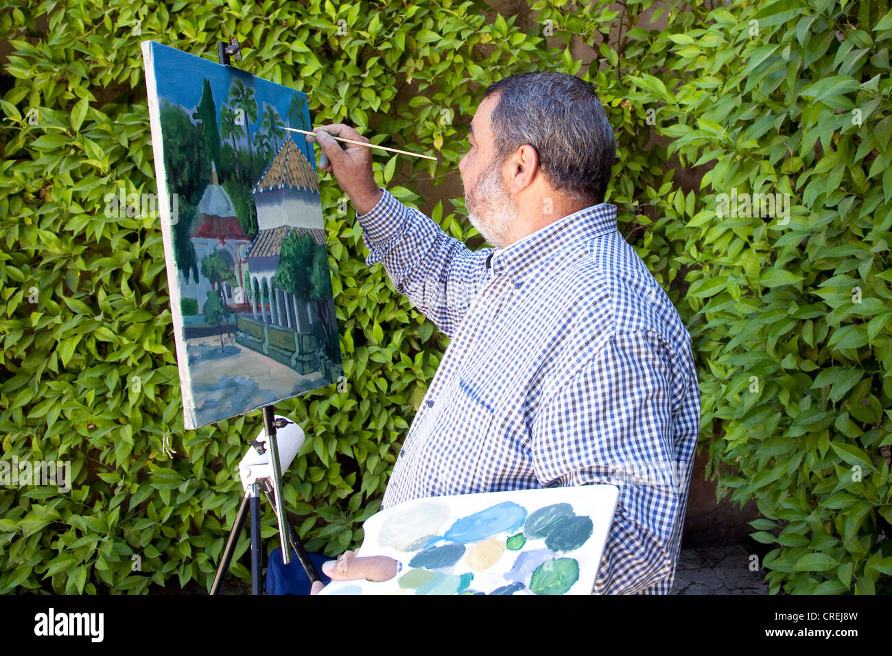 Maler malen ein Ölgemälde der Gartenarchitektur in den Gärten des maurischen Königs Palast von Real Alcazar Stockfoto
