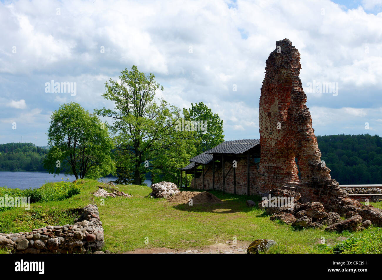 Estonia.Viljandi. die Ruinen einer Burg und Wolken Stockfoto