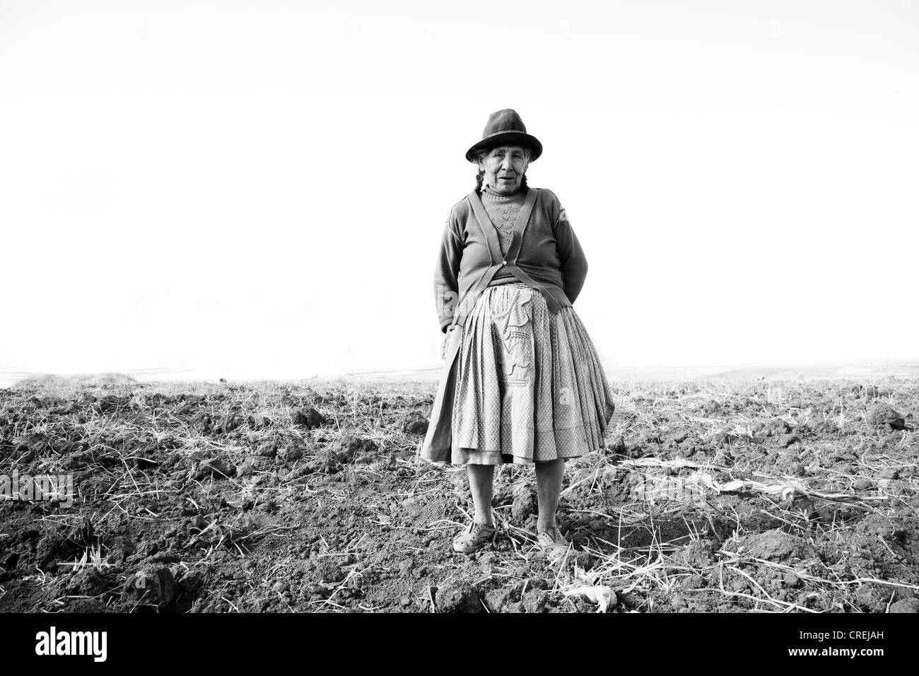 Ein schwarz-weiß Bild von einer Bäuerin in einem Feld Stockfoto