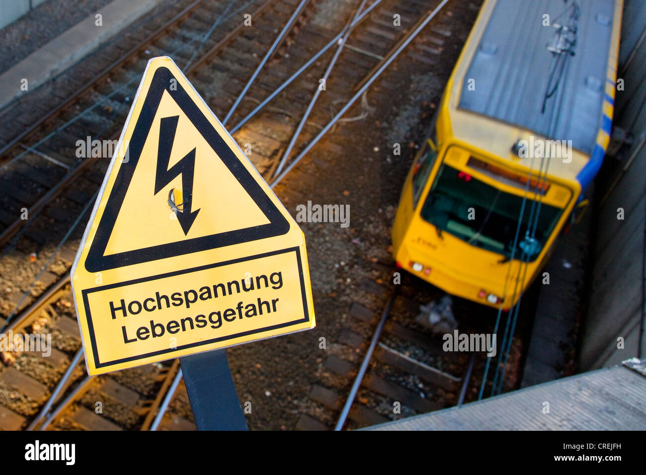Schilder, Schriftzug "Hochspannung Lebensgefahr", Deutsch für "Hochspannung Lebensgefahr", auf einer Eisenbahnlinie von der s-Bahn Stockfoto