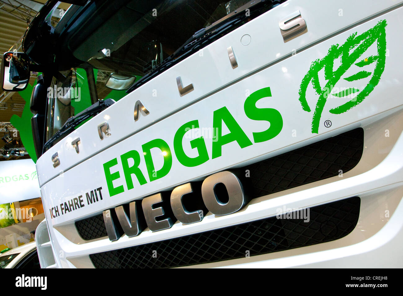 Slogan: "Ich Fahre Mit Erdgas", Deutsch für Schriftzug "Ich bin auf Erdgas, auf einen erdgasbetriebenen Iveco Stralis läuft" LKW Stockfoto