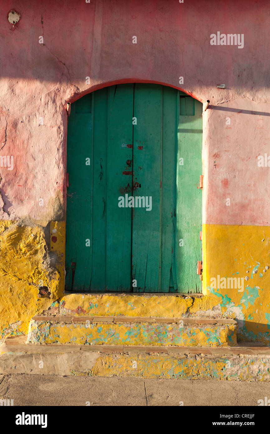 Grüne Tür und zerbröckelnden Wand gemalt in Pastellfarben, Granada, Nicaragua, Mittelamerika Stockfoto