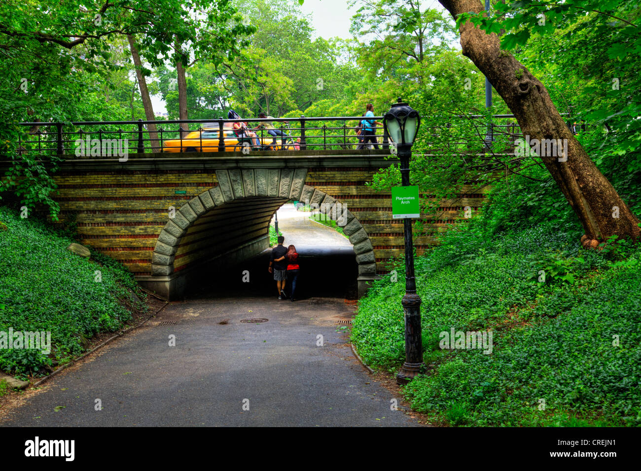 Spielkameraden Arch im Central Park. Entworfen von Calvert Vaux, verbindet Spielkameraden Bogen Fußgänger zwischen der Molkerei und das Karussell Stockfoto