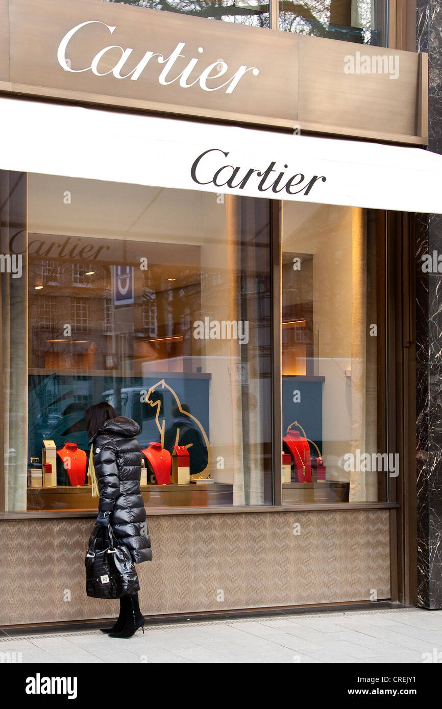 Frau, Blick auf das Display in die Schaufenster des Cartier Schmuck Store,  Königsallee Einkaufspromenade, kurze Koe Stockfotografie - Alamy