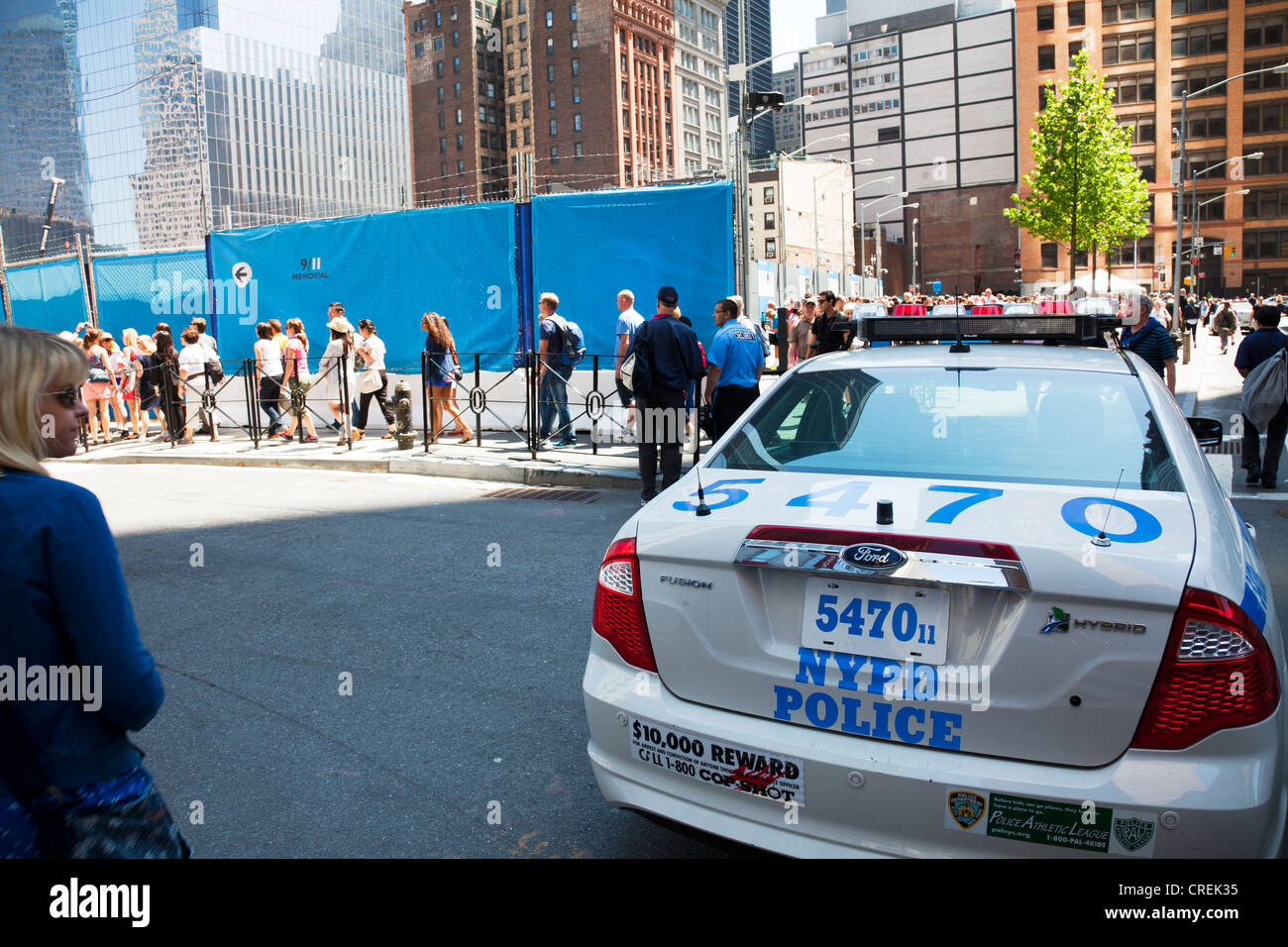NYPD Polizeiauto, Fahrzeug, in der 9/11 Gedenkstätte New York City, Manhattan, Touristen, die Schlange, um reinzukommen Stockfoto