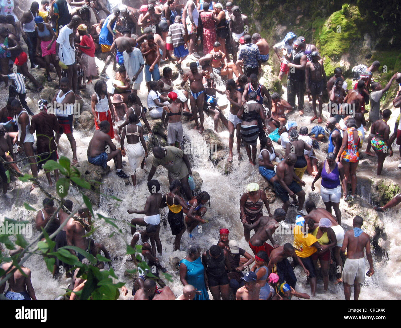 Tausende von Voodoo-Anhängern im Heiligen Wasserfall Saut d Eau, Haiti, Saut d Eau Stockfoto