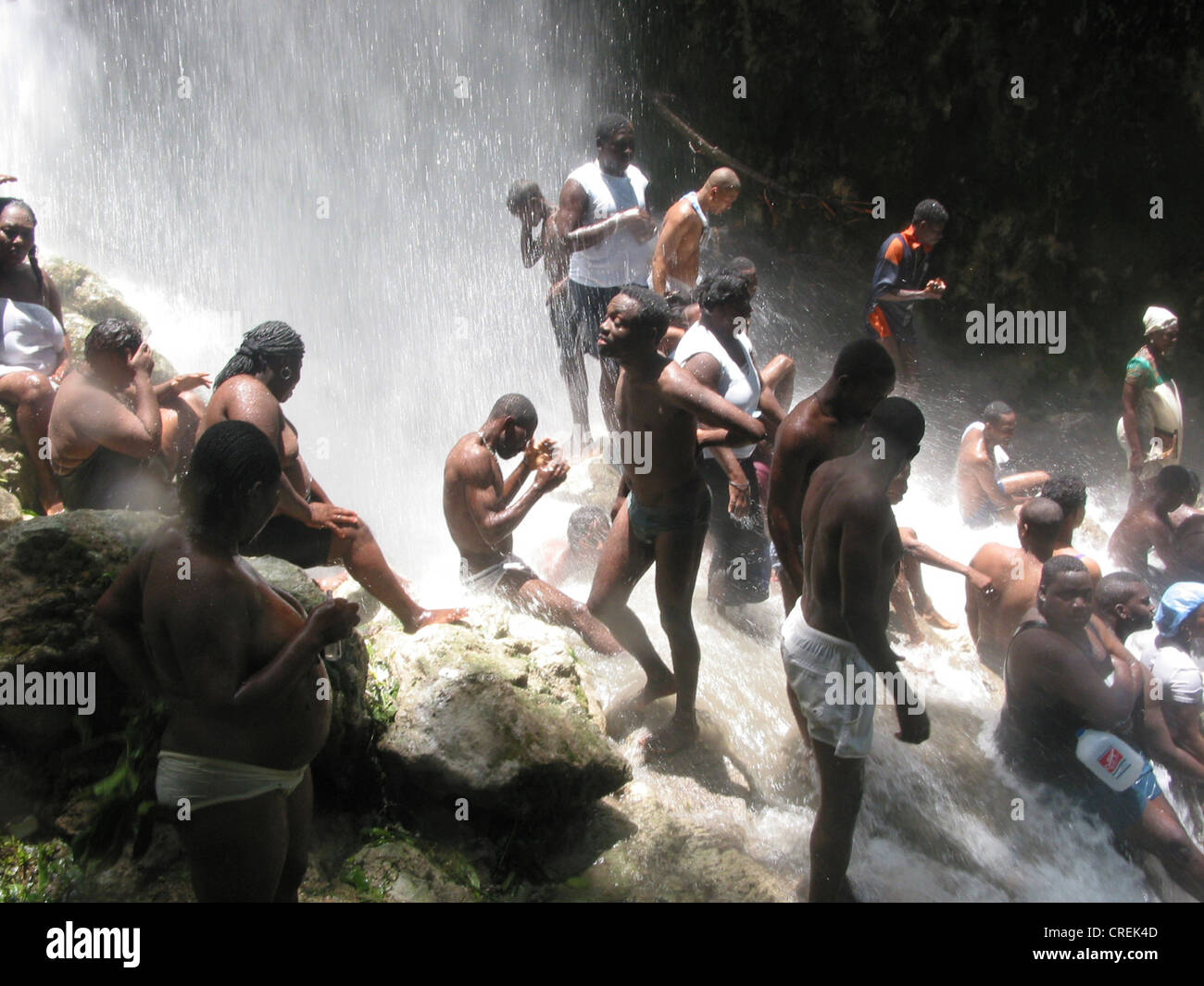 Voodoo-Anhänger im Heiligen Wasserfall Saut d Eau, Haiti, Saut d Eau Stockfoto