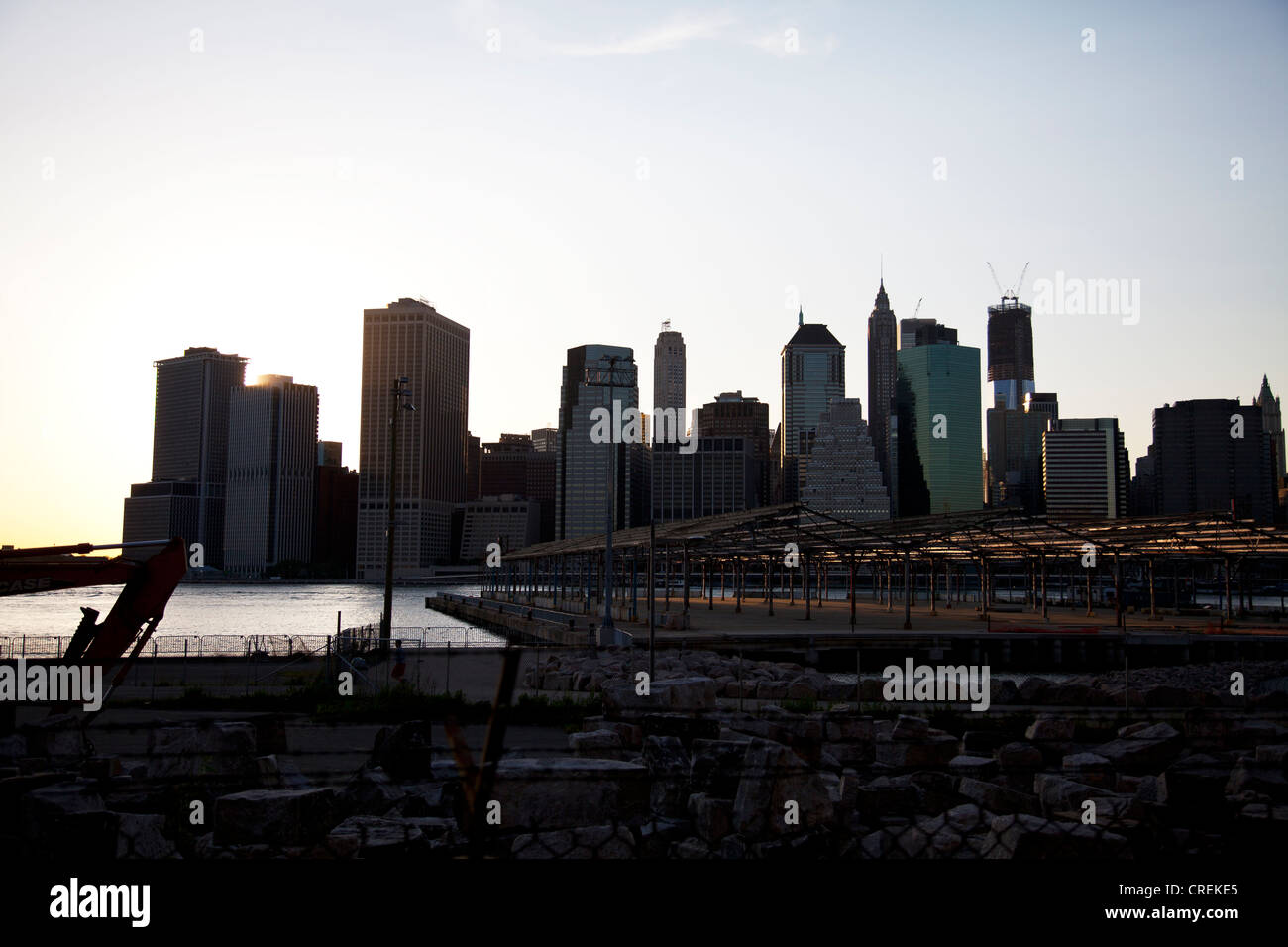 New York City Manhattan Skyline Symbol Ikone aus Brooklyn Hintergrundbeleuchtung in der Abenddämmerung Stockfoto