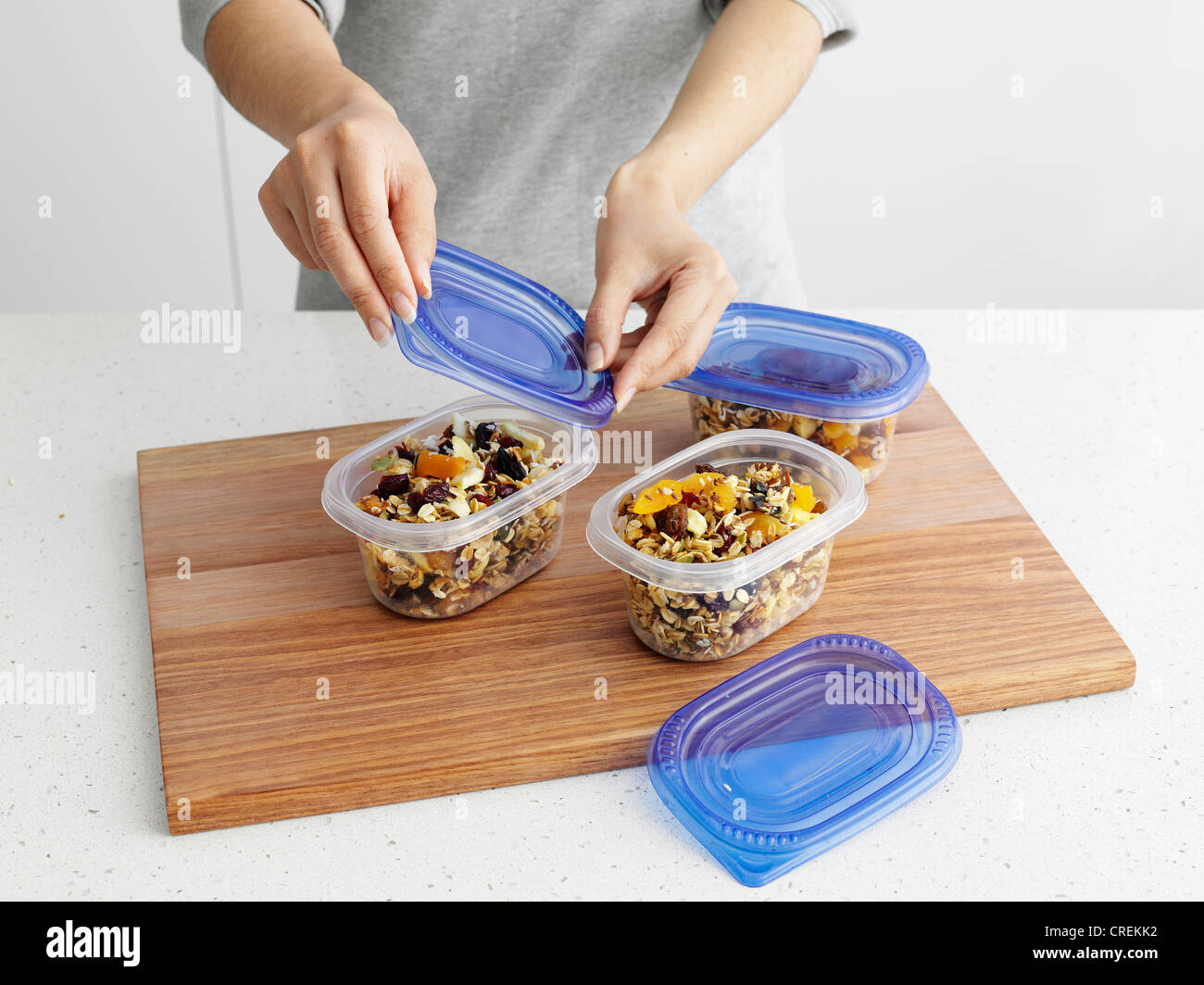 Frau Packung Müsli in tupperware Stockfotografie - Alamy