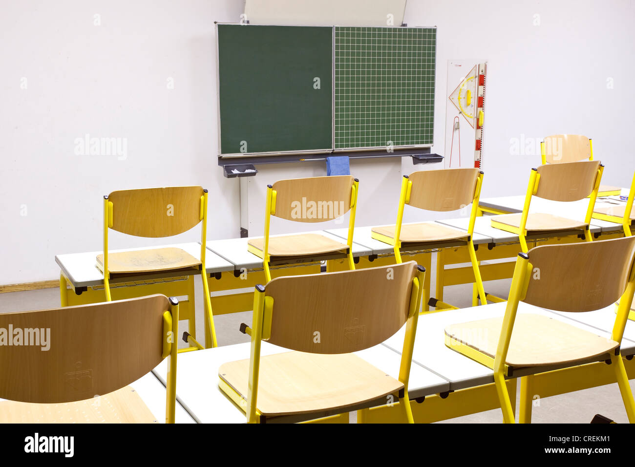 Stühle auf dem Schreibtisch in einem Klassenzimmer in einer Schule in Straubing, Bayern, Deutschland, Europa Stockfoto