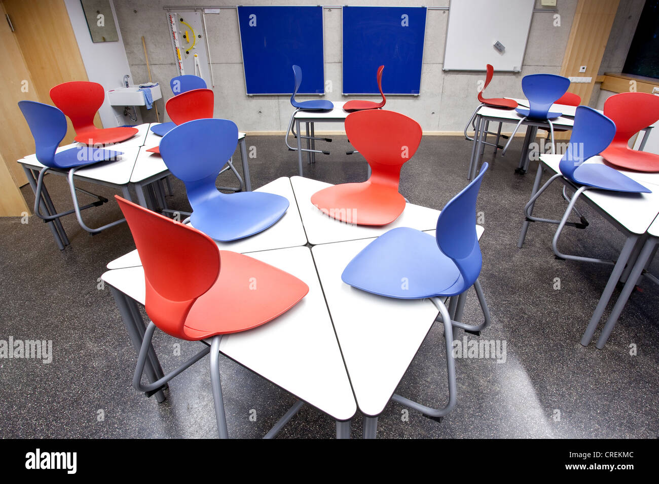 Stühle auf dem Schreibtisch in einem Klassenzimmer in einer Schule in Straubing, Bayern, Deutschland, Europa Stockfoto