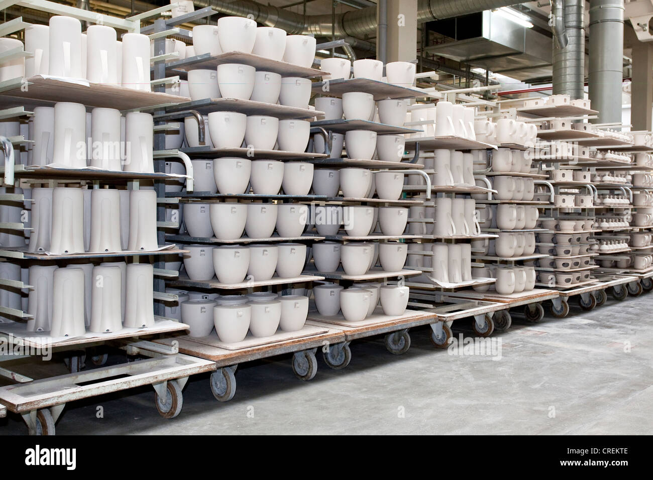 Transport von Rohstoffen für die Reinigungskräfte, Kaffeekannen von Versace, bei der Herstellung von Geschirr auf dem Porzellan Stockfoto