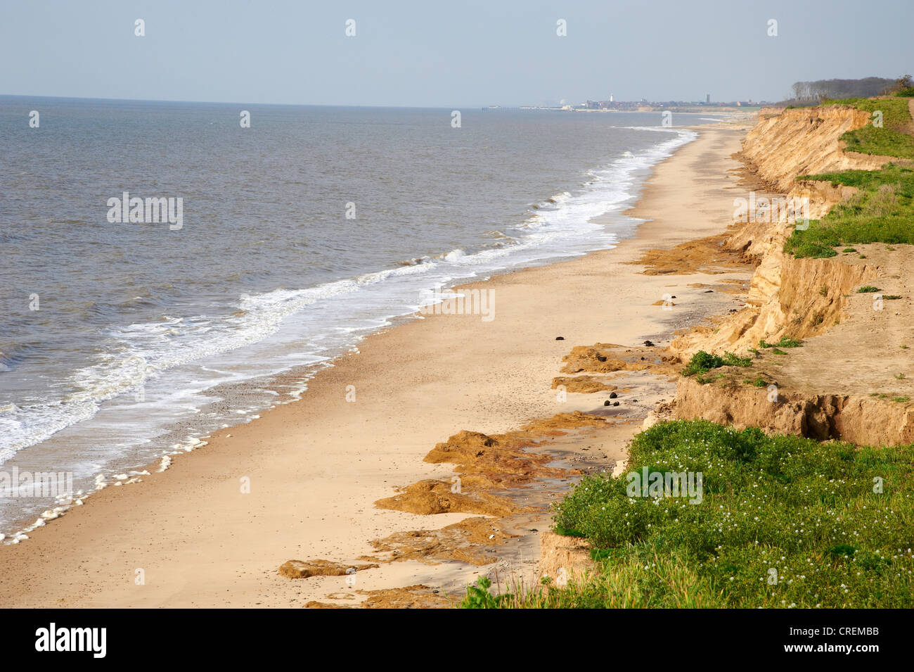 Die Norfolk-Küste, Klippen mit dem Meer Stockfoto